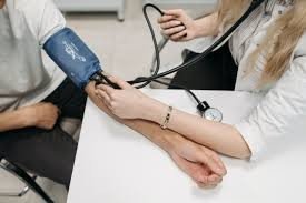 Measuring blood pressure with a sphygmomanometer