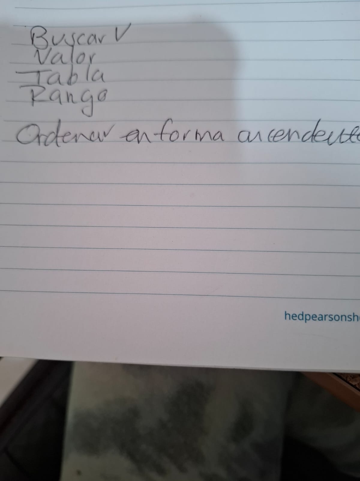 Notas manuscritas sobre buscar, valor, tabla, rango y orden ascendente