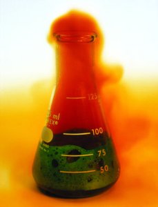 Production of nitrogen dioxide gas in a redox reaction