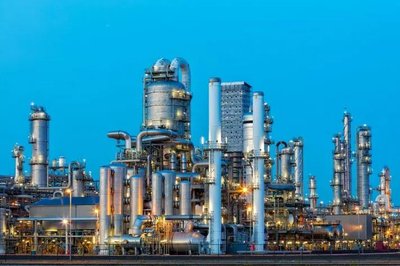 Industrial distillation plant
