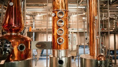 Distillation column in beverage production