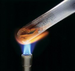 Decomposition of mercury(II) oxide by heating