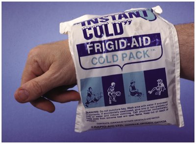 Instant cold pack for endothermic dissolution