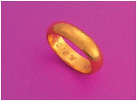 Gold ring representing Au (aurum)