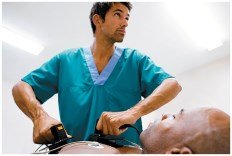 Defibrillator providing electrical energy to heart muscle