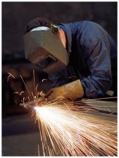 Welding process involving chemical reactions