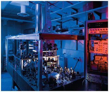 Atomic clock for measuring the second