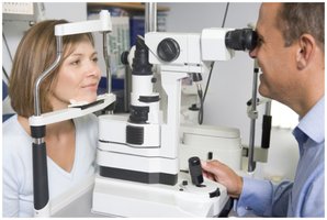 Ophthalmologist using a retinal camera