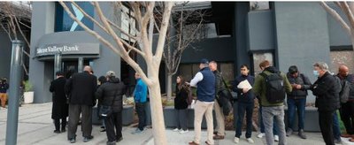 People lining up outside Silicon Valley Bank during a bank run
