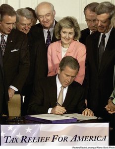 Photo of a president signing a fiscal policy bill during the Great Recession