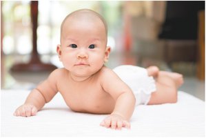 Baby lifting head and supporting upper body