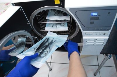 Sterilization of dental instruments in an autoclave