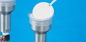 Membrane filter with grid for bacterial trapping