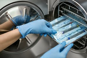 Sterilization of surgical instruments in an autoclave