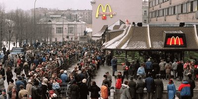 Long lines at a McDonald's in the USSR