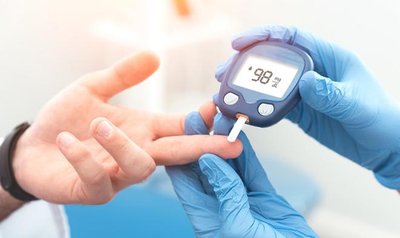 Blood glucose monitoring with glucometer