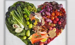heart-shaped arrangement of healthy foods representing dietary patterns