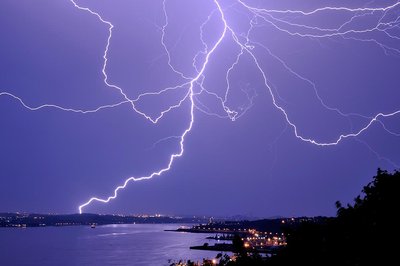 Lightning illustrating electric potential difference in nature