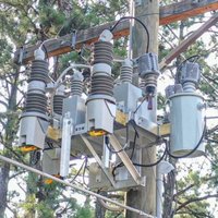 Pole-mounted capacitor bank