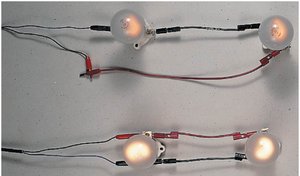 Comparison of light bulbs in series and parallel