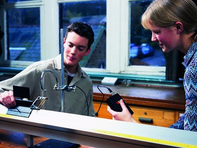 Air track experiment for measuring acceleration