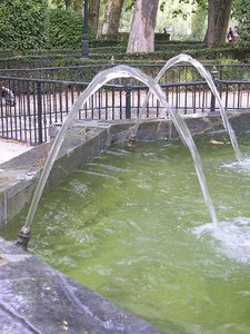Water fountain showing projectile motion