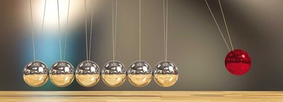 Newton's cradle with one ball raised