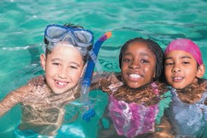Children in a pool, illustrating evaporative cooling