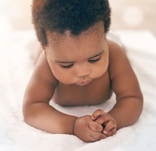 Infant holding head up