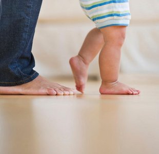 Baby reflexes: grasping