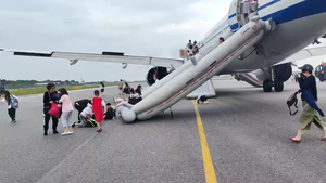 People evacuating an airplane in a crisis situation