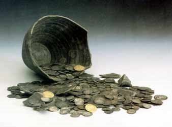 Coins spilled from a container, illustrating sampling with replacement