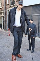 Tallest living man compared to average height